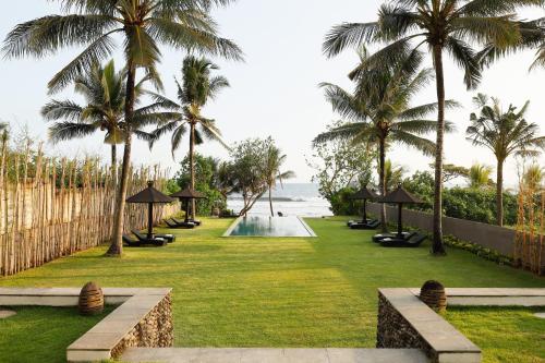 Black Beach Villa - Absolute Beachfront Escape