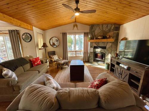 Lakefront Chalet Style Cottage on SalmonTrout Lake