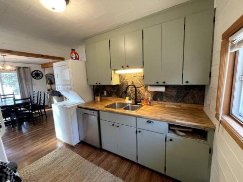 Konyha, Dawson Loop Inn 3BR Lakefront Chalet Style Cottage in Maynooth (ON)