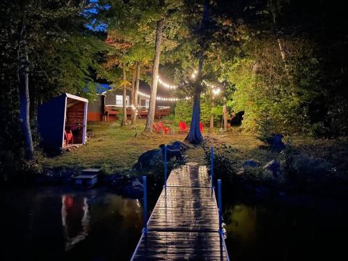 A környék, Dawson Loop Inn 3BR Lakefront Chalet Style Cottage in Maynooth (ON)
