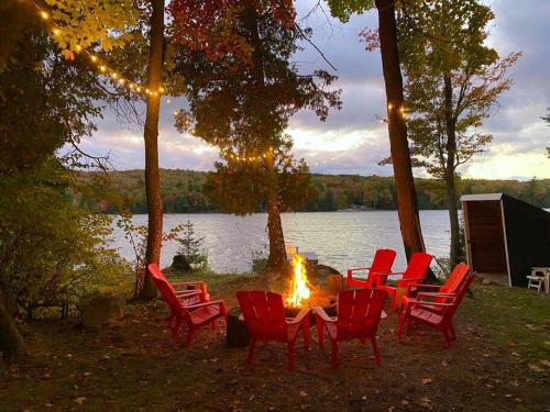 A környék, Dawson Loop Inn 3BR Lakefront Chalet Style Cottage in Maynooth (ON)
