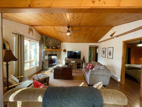 Közös társalgó / TV, Dawson Loop Inn 3BR Lakefront Chalet Style Cottage in Maynooth (ON)