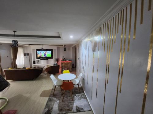 Shared lounge/TV area, Exquisite and Cozy 3-bedroom Apt with hot-tub and WiFi in Ifako-Ijaiye