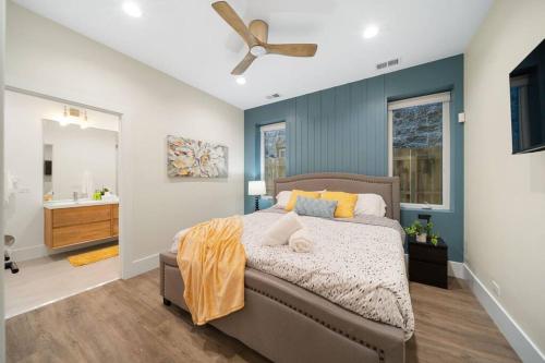 Stunning 2BR/2BA Condo w/ Balcony by United Center in Chicago, USA