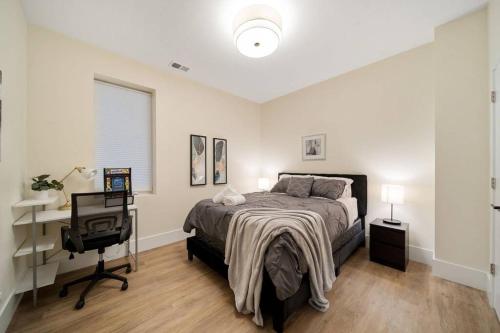 Stunning 2BR/2BA Condo w/ Balcony by United Center in Chicago, USA