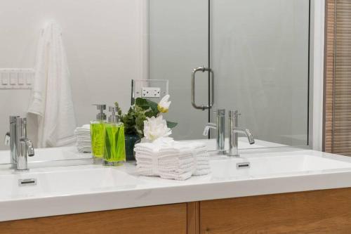Stunning 2BR/2BA Condo w/ Balcony by United Center in Chicago, USA
