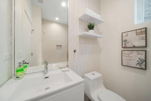 Stunning 2BR/2BA Condo w/ Balcony by United Center in Chicago, USA