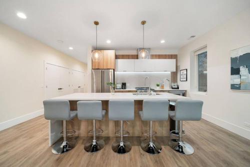 Stunning 2BR/2BA Condo w/ Balcony by United Center in Chicago, USA