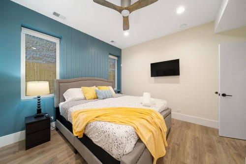 Stunning 2BR/2BA Condo w/ Balcony by United Center in Chicago, USA