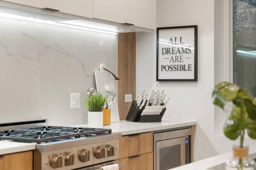 Stunning 2BR/2BA Condo w/ Balcony by United Center in Chicago, USA
