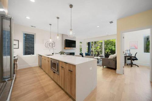 Modern Lux: Brand New 3BR Condo by UC in Chicago in Chicago, USA