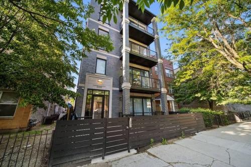Modern Lux: Brand New 3BR Condo by UC in Chicago in Chicago, USA