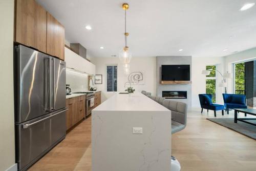 Modern Lux: Brand New 3BR Condo by UC in Chicago in Chicago, USA