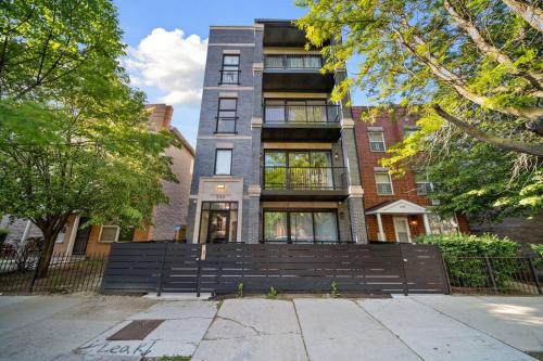 Modern Lux: Brand New 3BR Condo by UC in Chicago in Chicago, USA