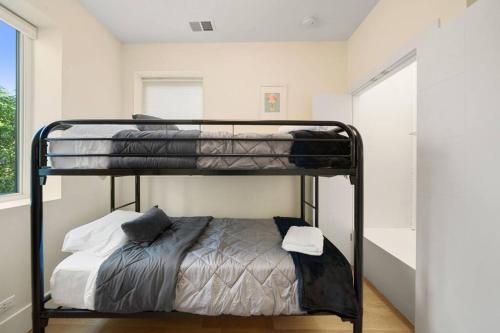 Modern Lux: Brand New 3BR Condo by UC in Chicago in Chicago, USA