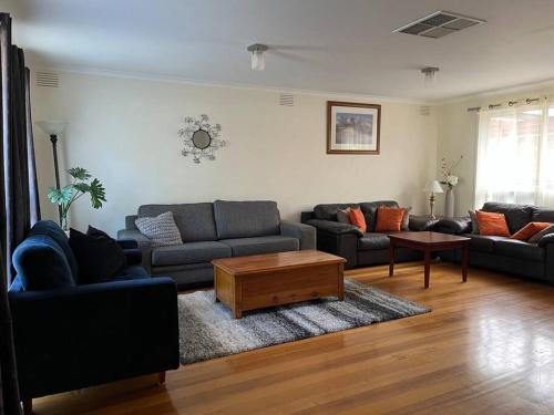 Spacious 5BR Melbourne Home for 12 guests