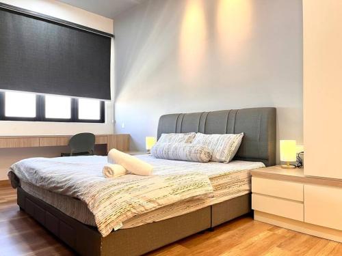 Urban Vista @ The Quartz Residence: City Center Retreat with InfinityPool