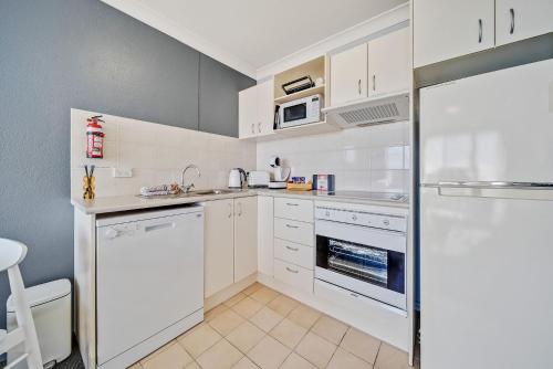 Horizons 306 - Deluxe Lake Front Studio l Pool l Tennis l WiFi l BBQ, Jindabyne (Foto 7)