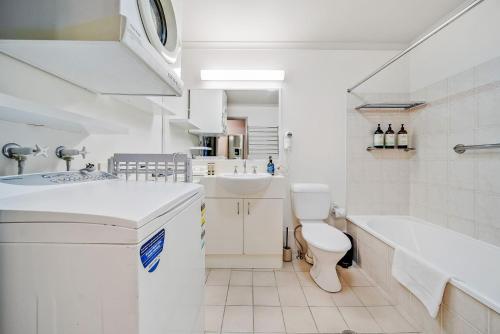 Horizons 306 - Deluxe Lake Front Studio l Pool l Tennis l WiFi l BBQ, Jindabyne (Foto 9)