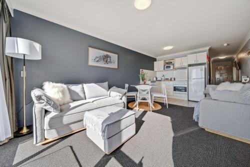 Horizons 306 - Deluxe Lake Front Studio l Pool l Tennis l WiFi l BBQ, Jindabyne (Foto 10)