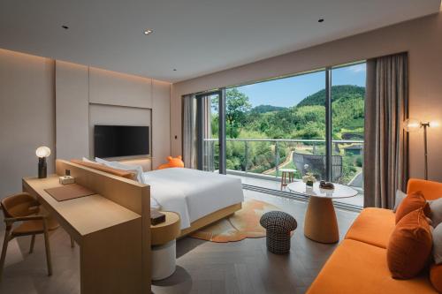 Premium King Room with Mountain View image 8