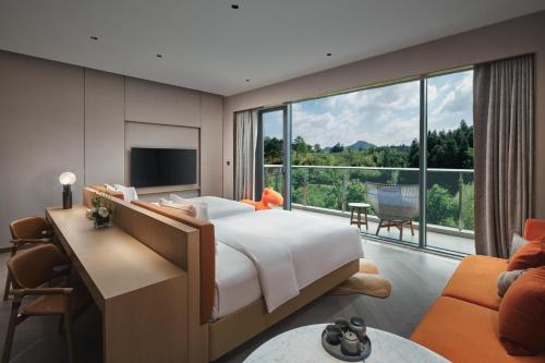 Premium Twin Room with Mountain view image 4