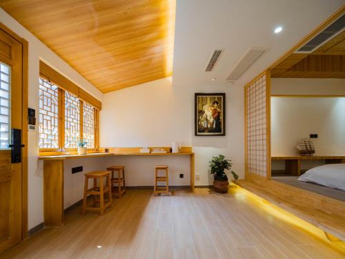 Courtyard View Comfort Two-Bedroom Suite - Anfu room in Joke Inn