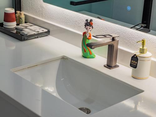 Walled City View Bathtub Suite - Hanguang image 6
