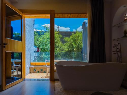 Walled City View Bathtub Suite - Hanguang image 2