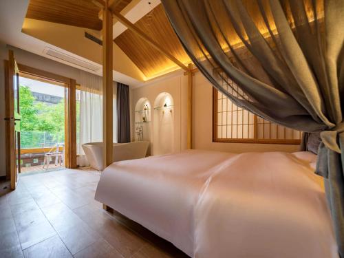 Walled City View Bathtub Suite - Hanguang image 3
