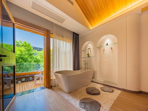 Walled City View Bathtub Suite - Hanguang image 1
