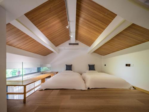 Duplex View Courtyard Suite - Zhuque image 6