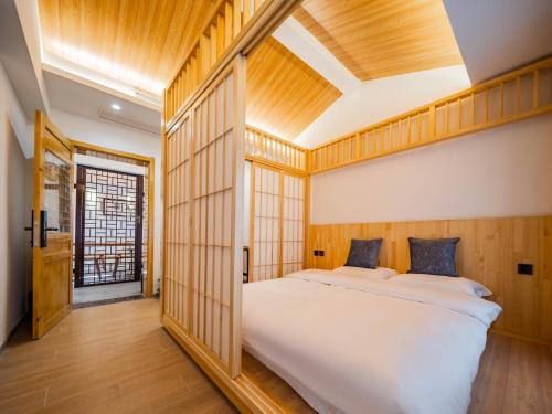 Duplex Atrium View Suite - Anshang image 4