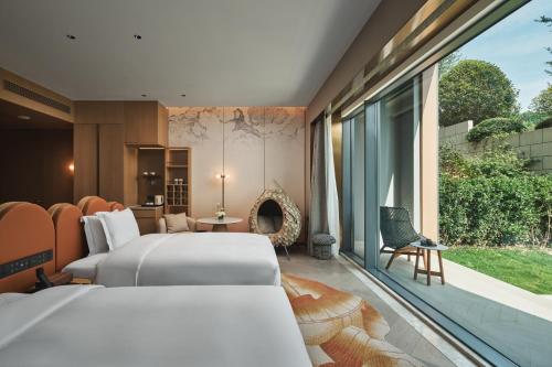 Premium Double Room with Two Double Beds and Courtyard Access image 7