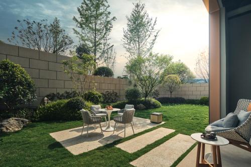 Premium Double Room with Two Double Beds and Courtyard Access image 5