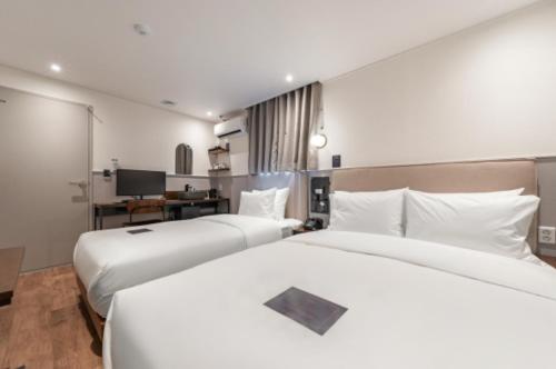 Just Stay Hotel Room Type - Family Double Room