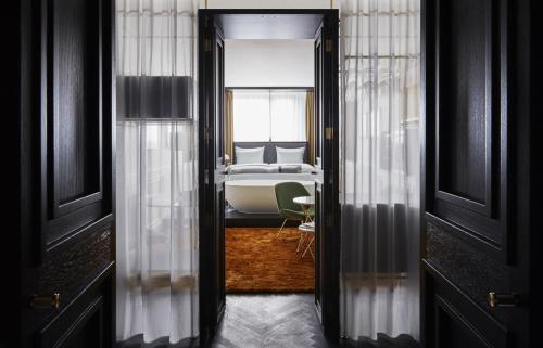 Roomers Munich Autograph Collection - image 37