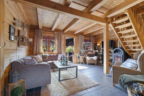 ห้องส่วนกลางสำหรับนั่งเล่น/ดูทีวี, Tradisjonell laftet hytte in วราดาล