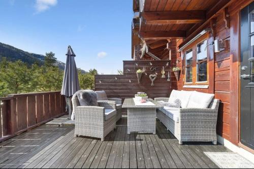 ระเบียง/ชานเรือน, Tradisjonell laftet hytte in วราดาล