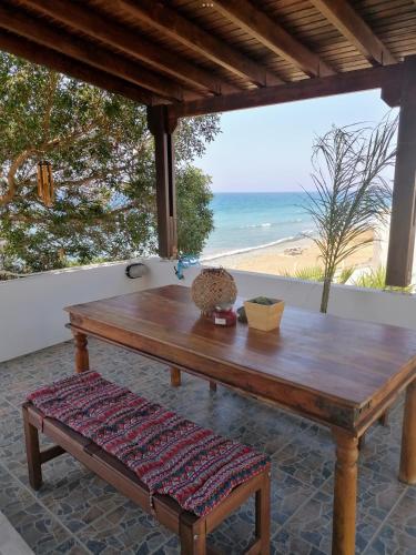 Shambala Beach House-where mountains meet the sea in Pomos