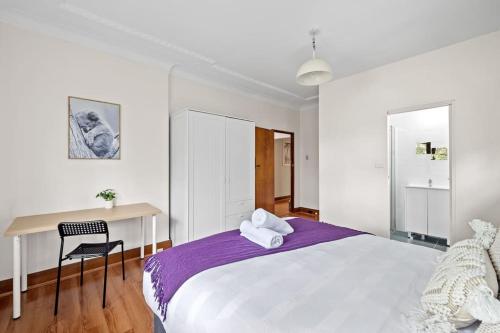 Exclusive Queen Suite Free WIFI & Nearby Transport