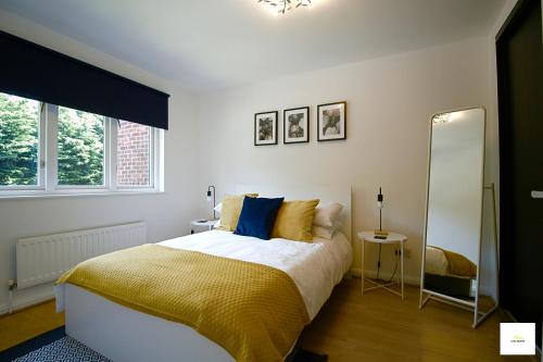 Camberley Spacious and Comfy 3 Bedroom Home, Next to Frimley Hospital with Parking, Surrey