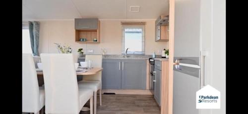 Konyha, 3 Bed Caravan - Sleeps 6 - Parking - Wifi in East Mersea