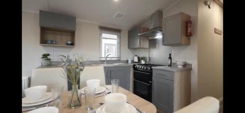 Konyha, 3 Bed Caravan - Sleeps 6 - Parking - Wifi in East Mersea