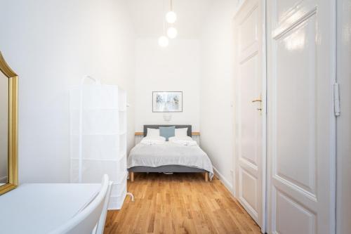 Sunset Treasure 3-BDR Apartment, Budapest