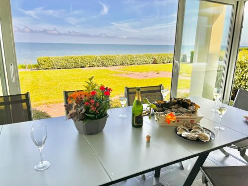 Appartement de 4 chambres a Grandcamp Maisy a 50 m de la plage avec vue sur la mer jardin clos et wifi