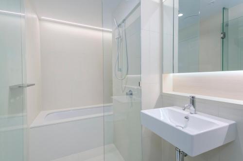 SkyHigh Melbourne Apartment Room Type - Three-Bedroom Apartment SkyHigh Melbourne Apartment Room Type - Three-Bedroom Apartment