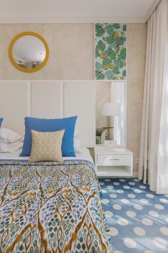 Suite with Balcony and Sea View image 4