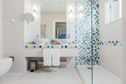 Suite with Balcony and Sea View image 10
