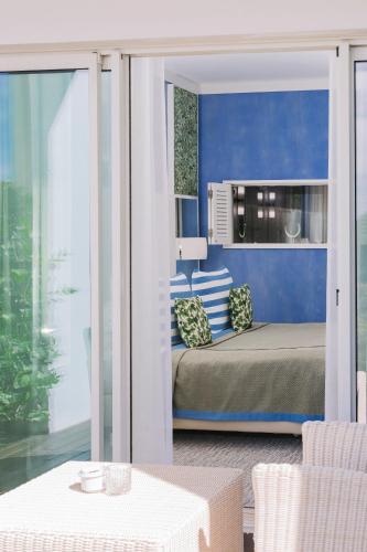 Deluxe Double Room with Sea View image 7